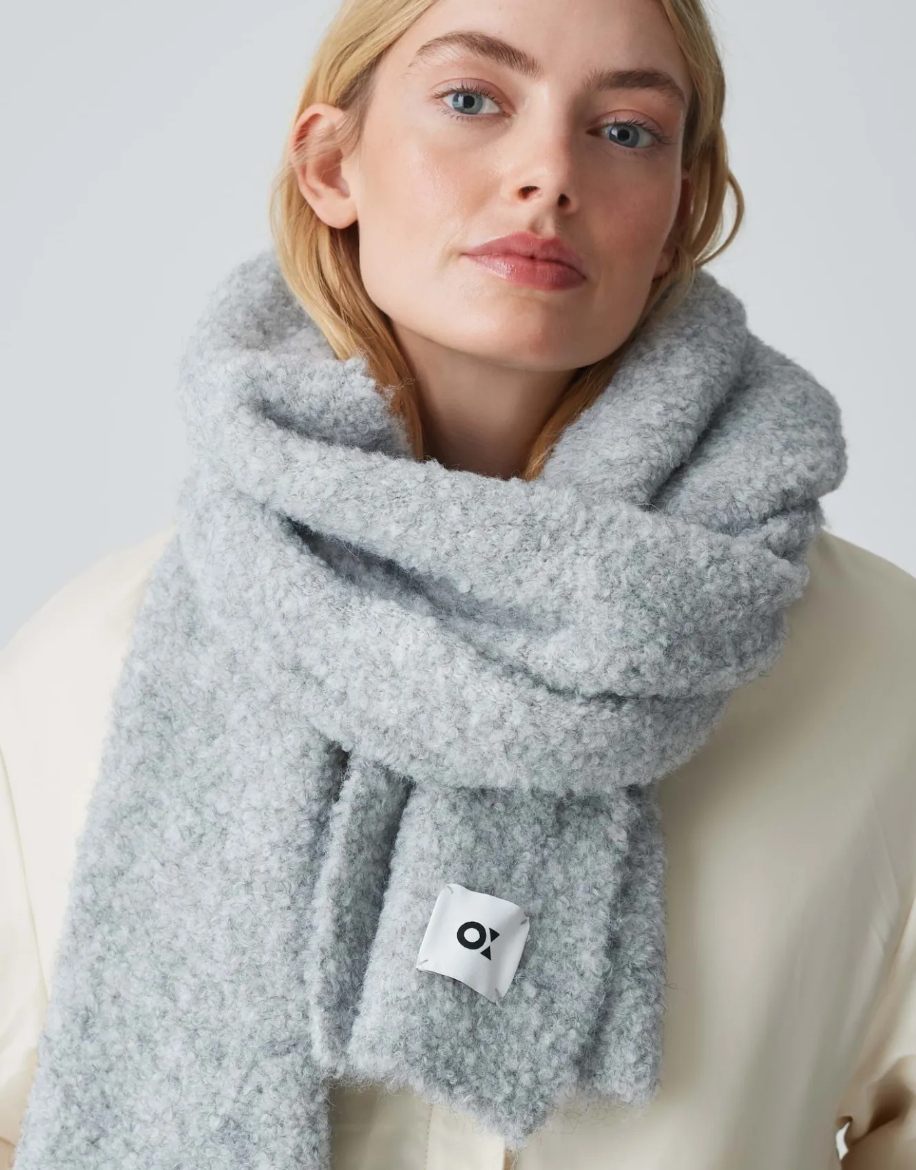 schal_apedita_scarf_grau_online_bestellen_1.webp OPUS Schal Apedita Scarf Grau Online Bestellen^Damen Accessoires