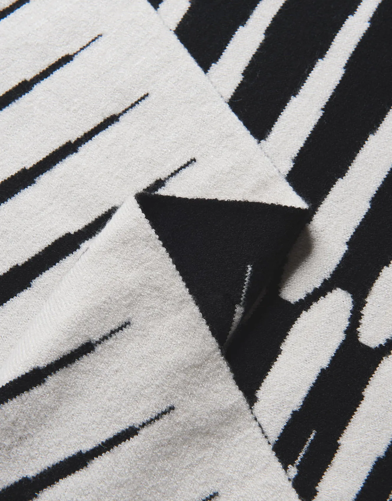 schal_belotta_scarf_schwarz_online_bestellen_5.webp OPUS Schal Belotta Scarf Schwarz Online Bestellen^Damen Accessoires