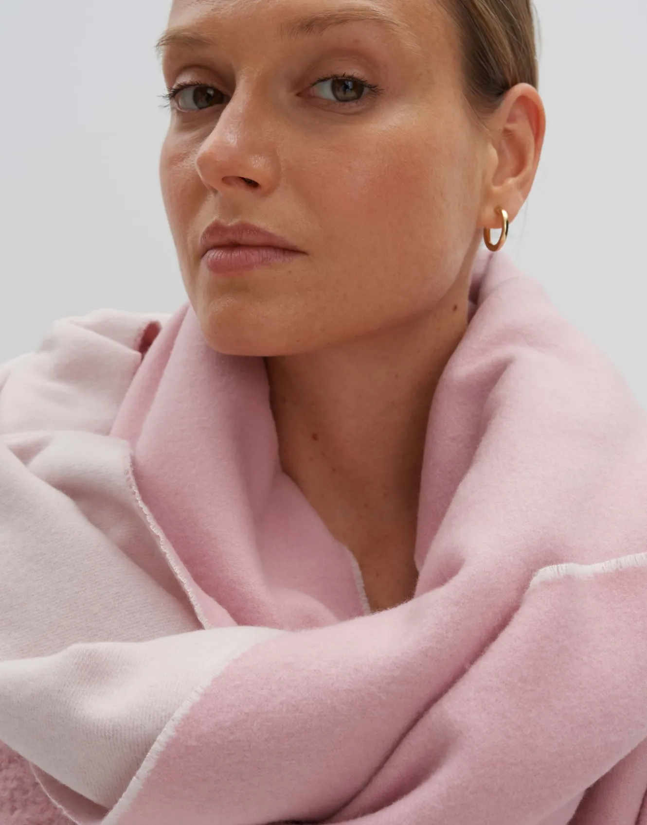 schal_bilunda_scarf_ros_online_bestellen_1.webp OPUS Schal Bilunda Scarf Rosé Online Bestellen^Damen Accessoires