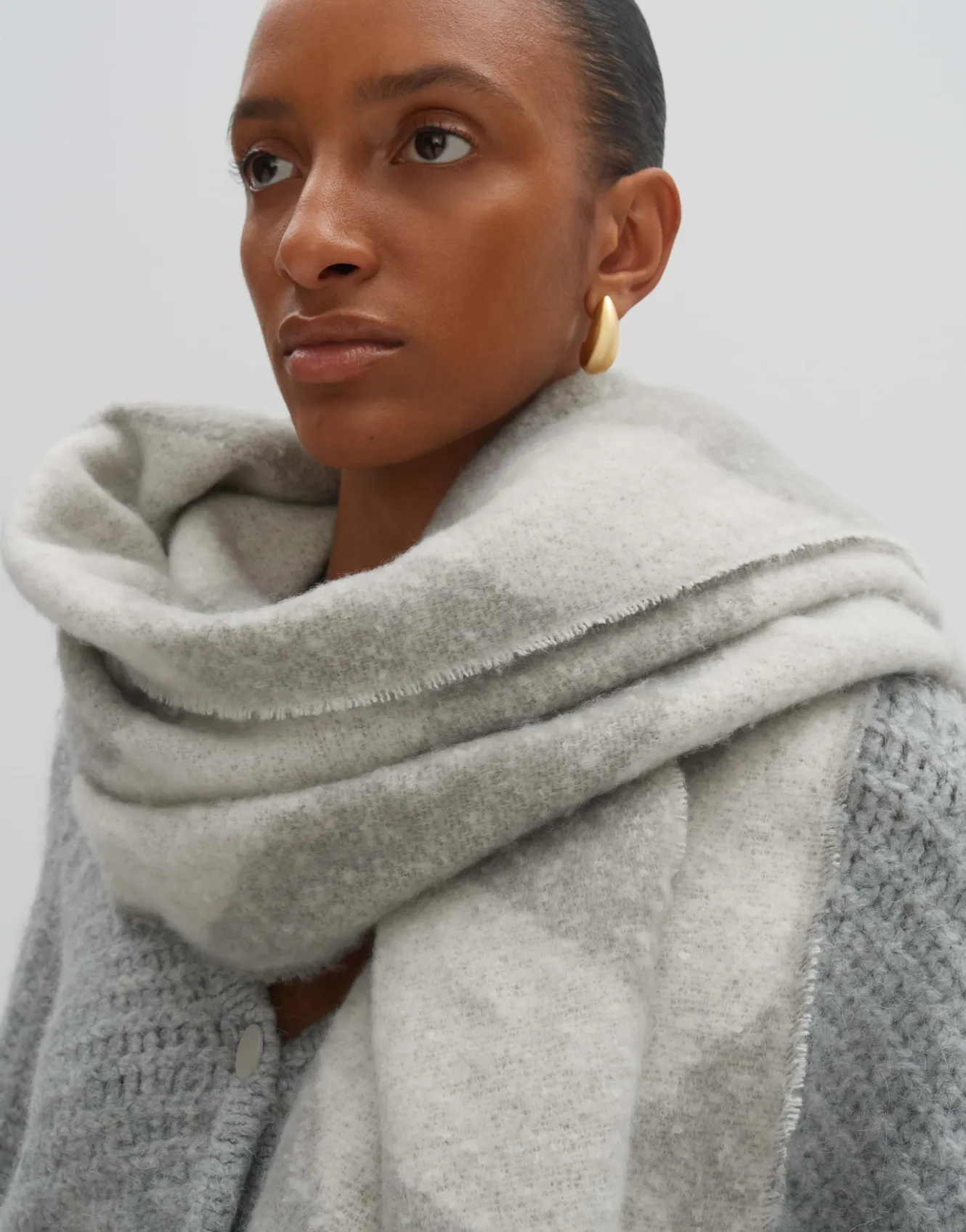 schal_binto_scarf_grau_online_bestellen_2.webp OPUS Schal Binto Scarf Grau Online Bestellen^Damen Accessoires