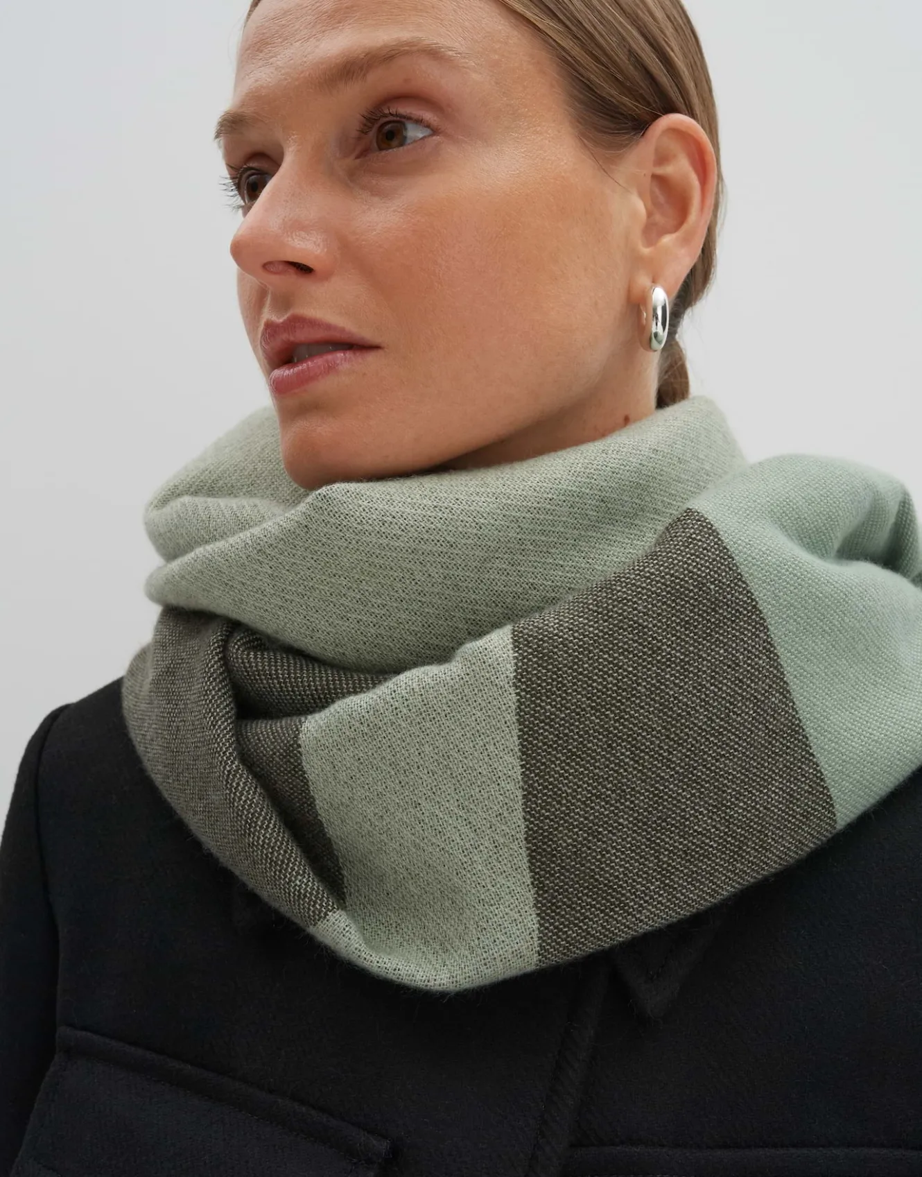 schal_blenah_scarf_grn_online_bestellen_1.webp OPUS Schal Blenah Scarf Grün Online Bestellen^Damen Accessoires