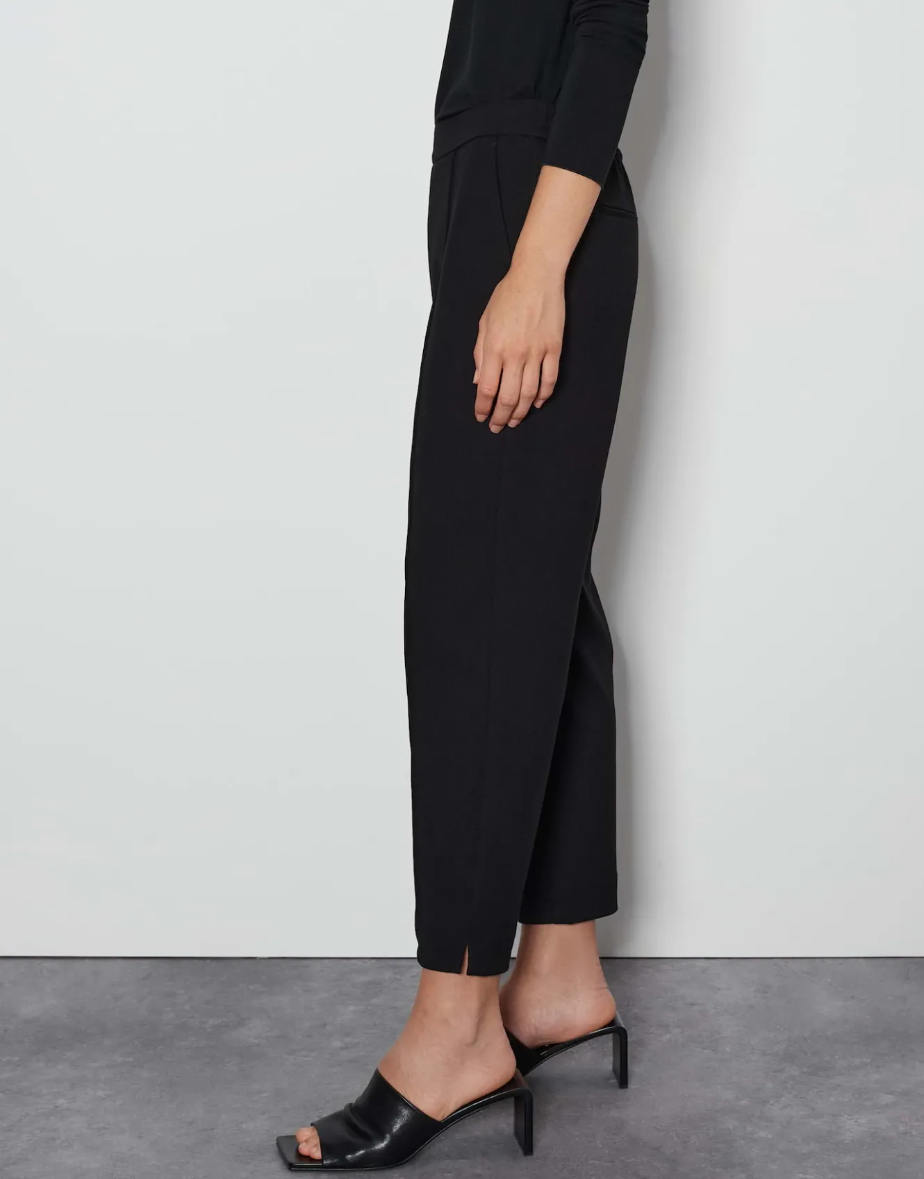schlupfhose_charlie_pure_schwarz_online_bestellen_3.webp OPUS Schlupfhose Charlie Pure Schwarz Online Bestellen^Damen Hosen