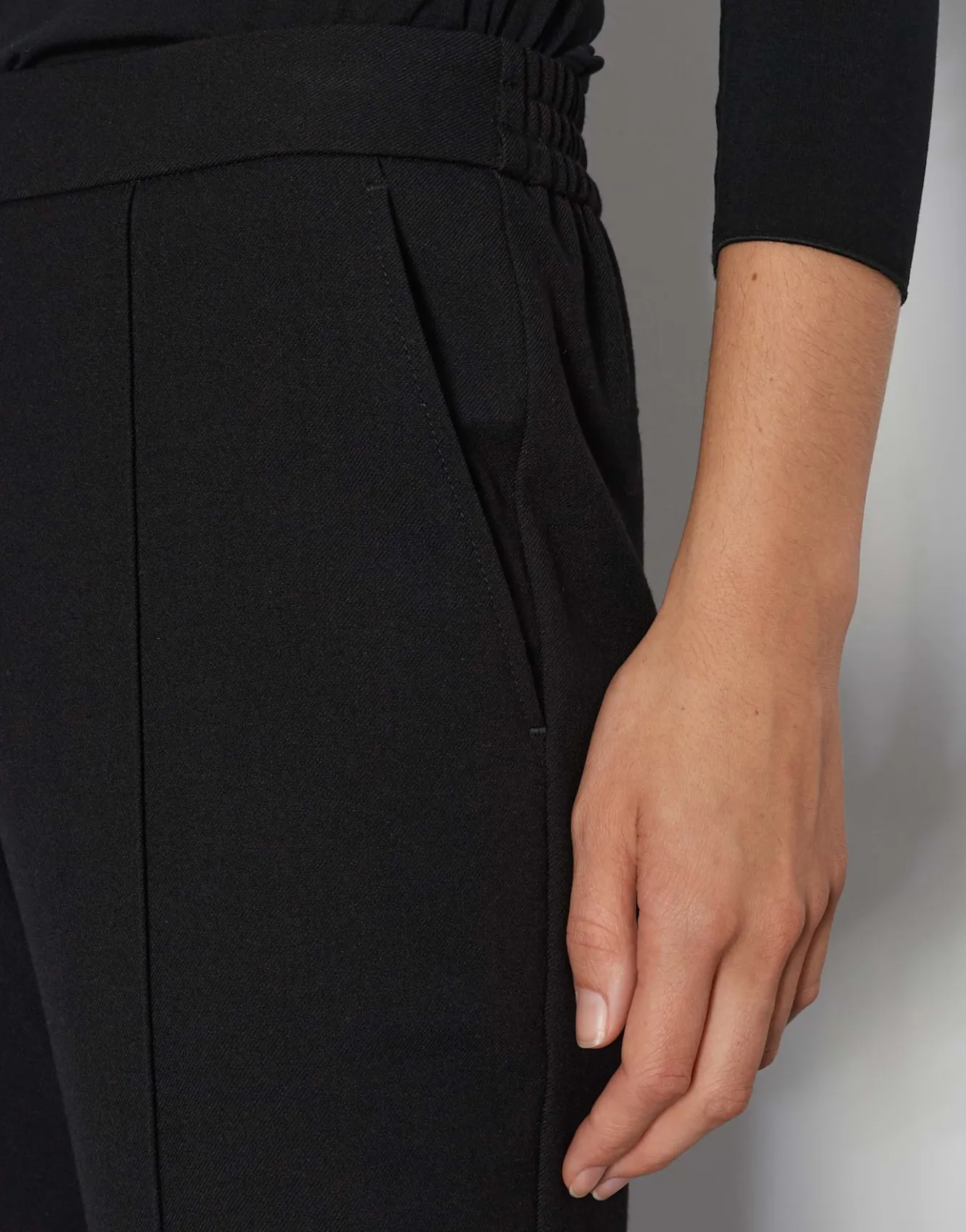 schlupfhose_charlie_pure_schwarz_online_bestellen_5.webp OPUS Schlupfhose Charlie Pure Schwarz Online Bestellen^Damen Hosen
