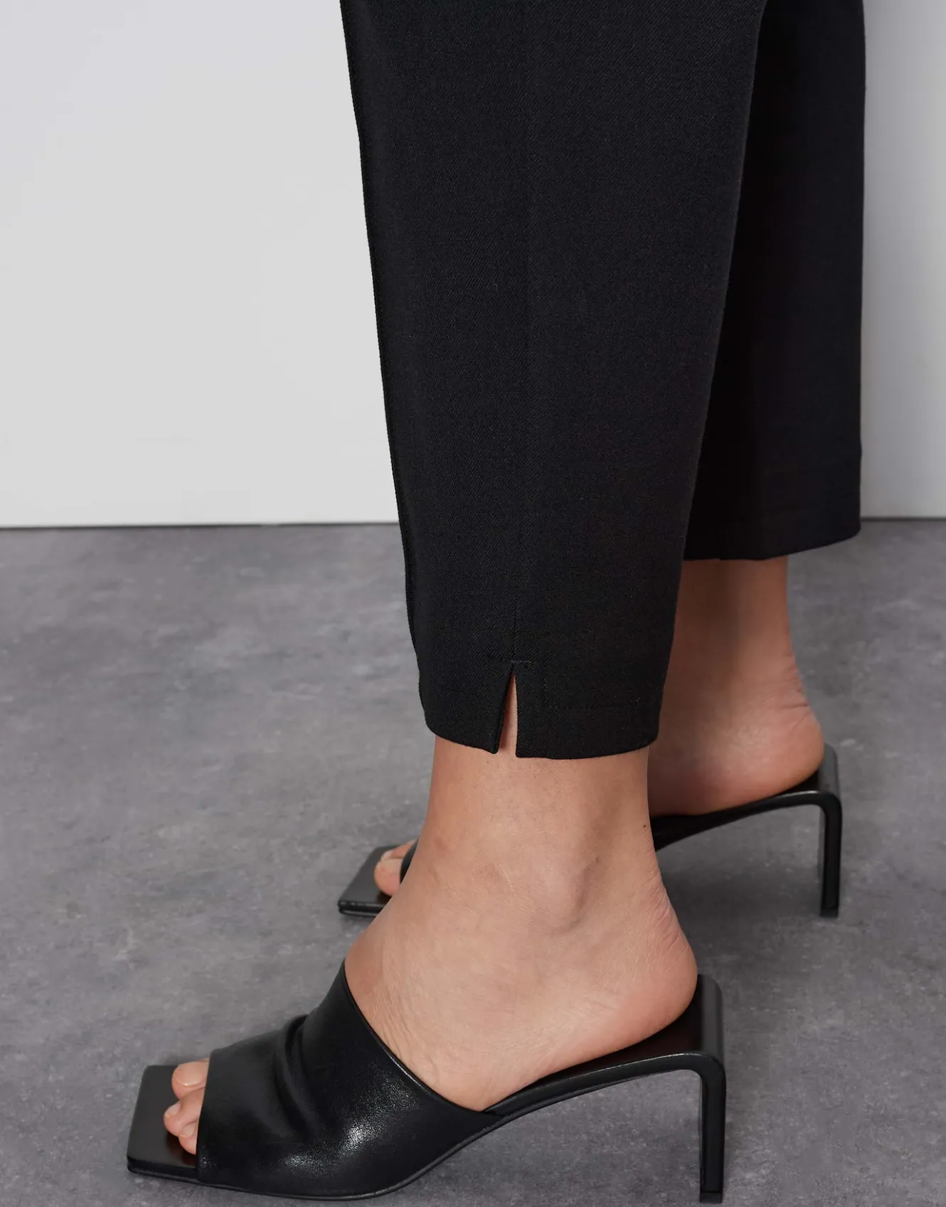 schlupfhose_charlie_pure_schwarz_online_bestellen_6.webp OPUS Schlupfhose Charlie Pure Schwarz Online Bestellen^Damen Hosen