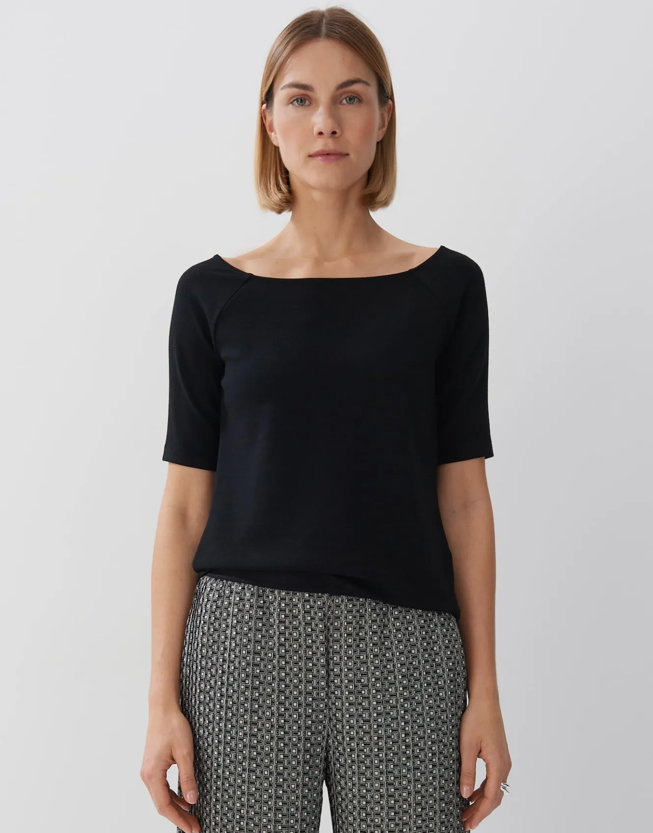 shirt_karmin_schwarz_online_bestellen_1.webp OPUS Shirt Karmin Schwarz Online Bestellen^Damen Shirts