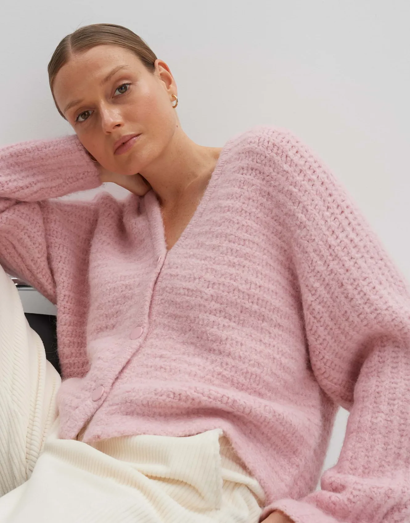 strickjacke_timaria_ros_online_bestellen_7.webp OPUS Strickjacke Timaria Rosé Online Bestellen^Damen Strick