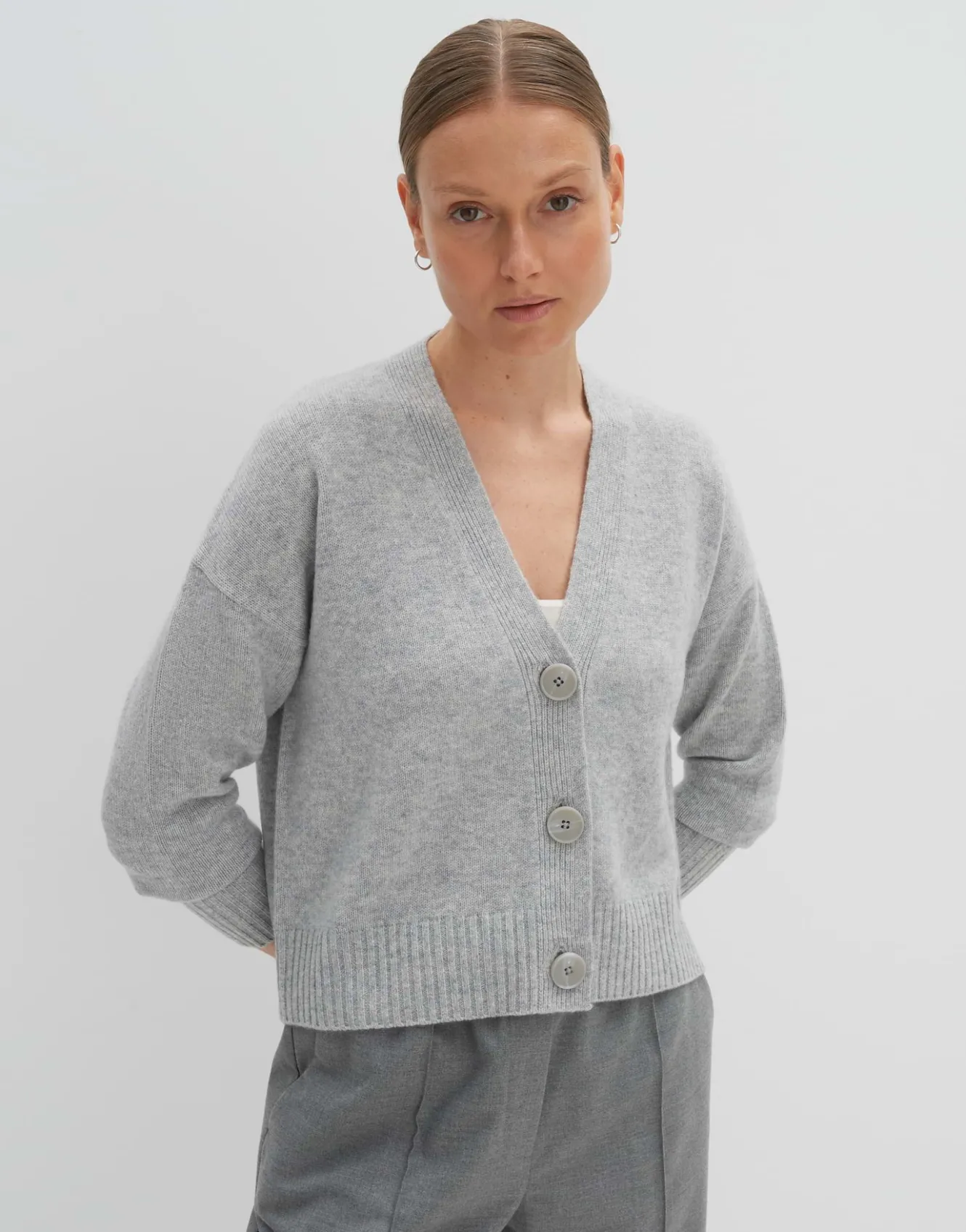 strickjacke_tunja_grau_online_bestellen_1.webp OPUS Strickjacke Tunja Grau Online Bestellen^Damen Strick