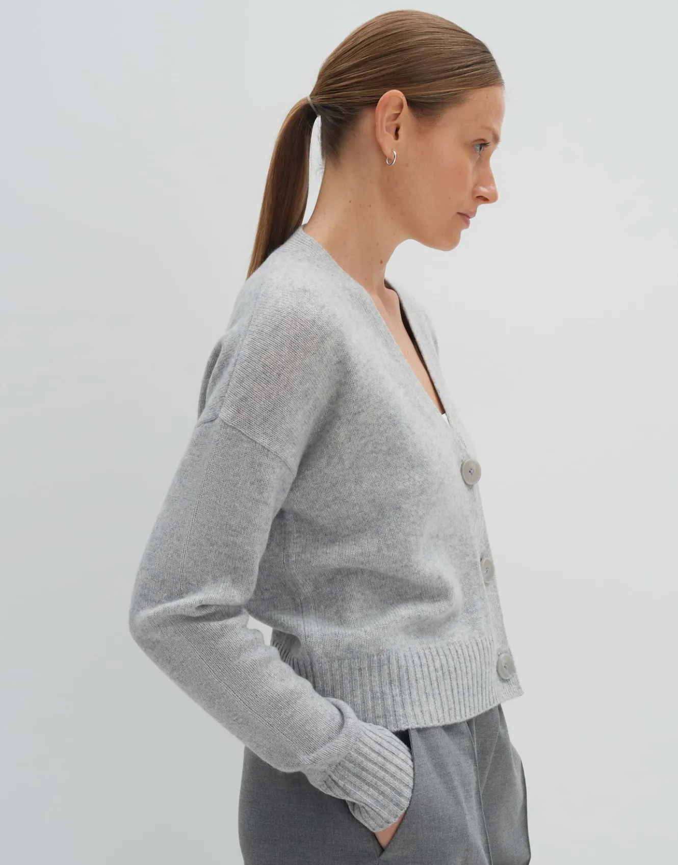 strickjacke_tunja_grau_online_bestellen_3.webp OPUS Strickjacke Tunja Grau Online Bestellen^Damen Strick