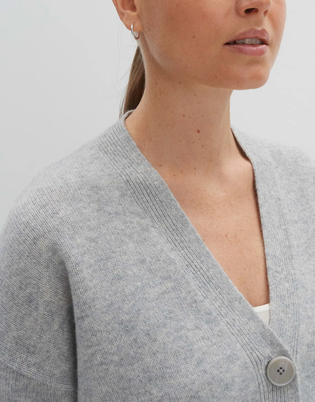 strickjacke_tunja_grau_online_bestellen_4.webp OPUS Strickjacke Tunja Grau Online Bestellen^Damen Strick