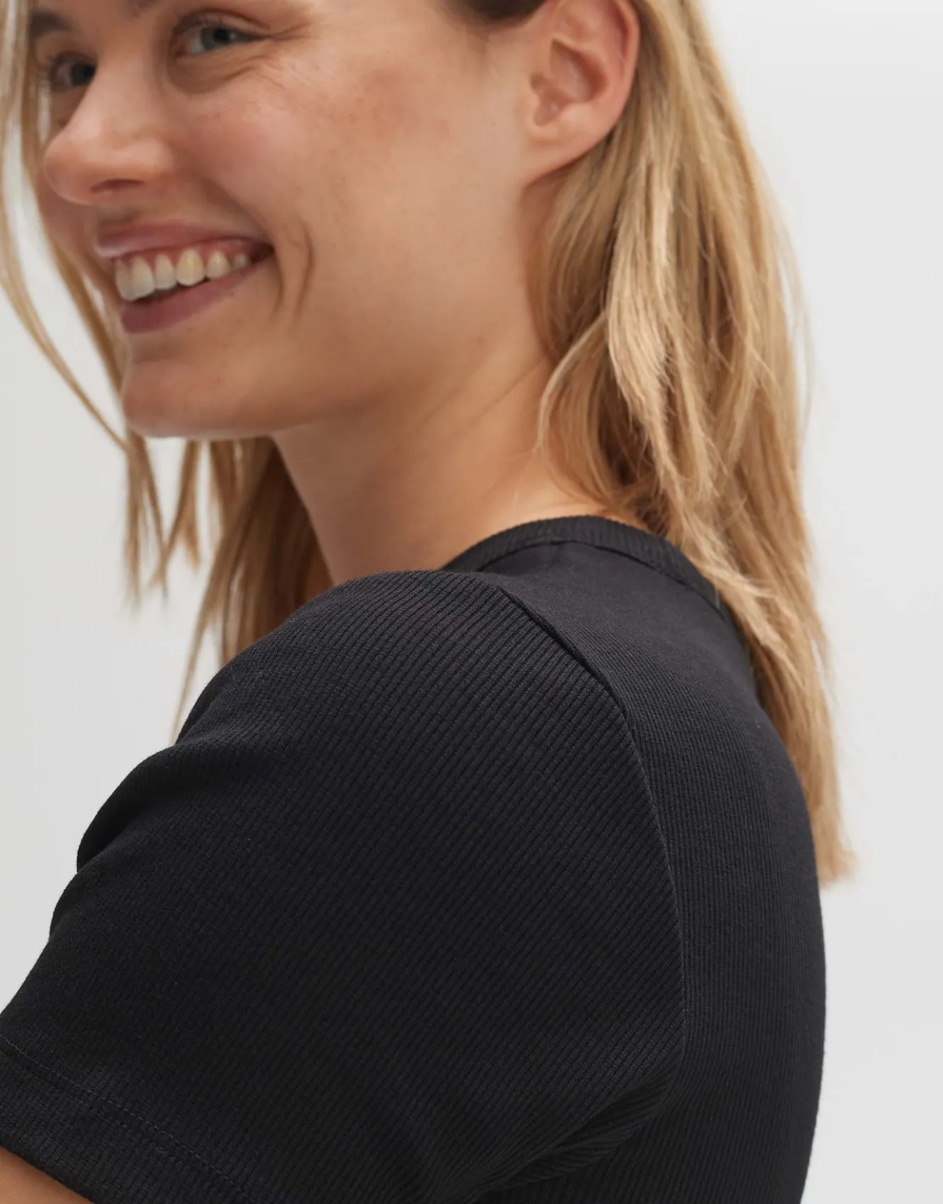 tshirt_samuna_schwarz_online_bestellen_3.webp OPUS T-Shirt Samuna Schwarz Online Bestellen^Damen Basics | Shirts