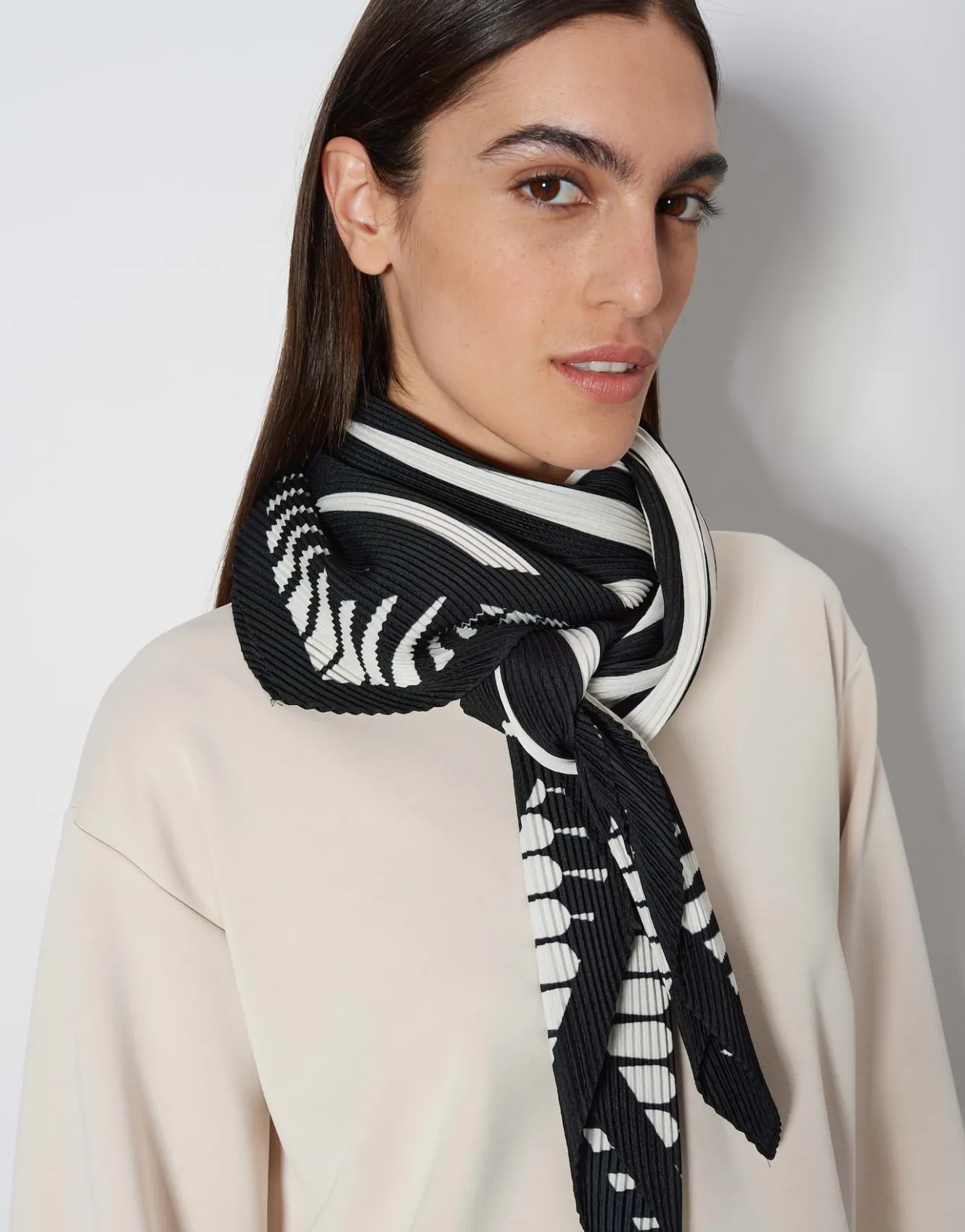 tuch_bienna_scarf_schwarz_online_bestellen_1.webp OPUS Tuch Bienna Scarf Schwarz Online Bestellen^Damen Accessoires