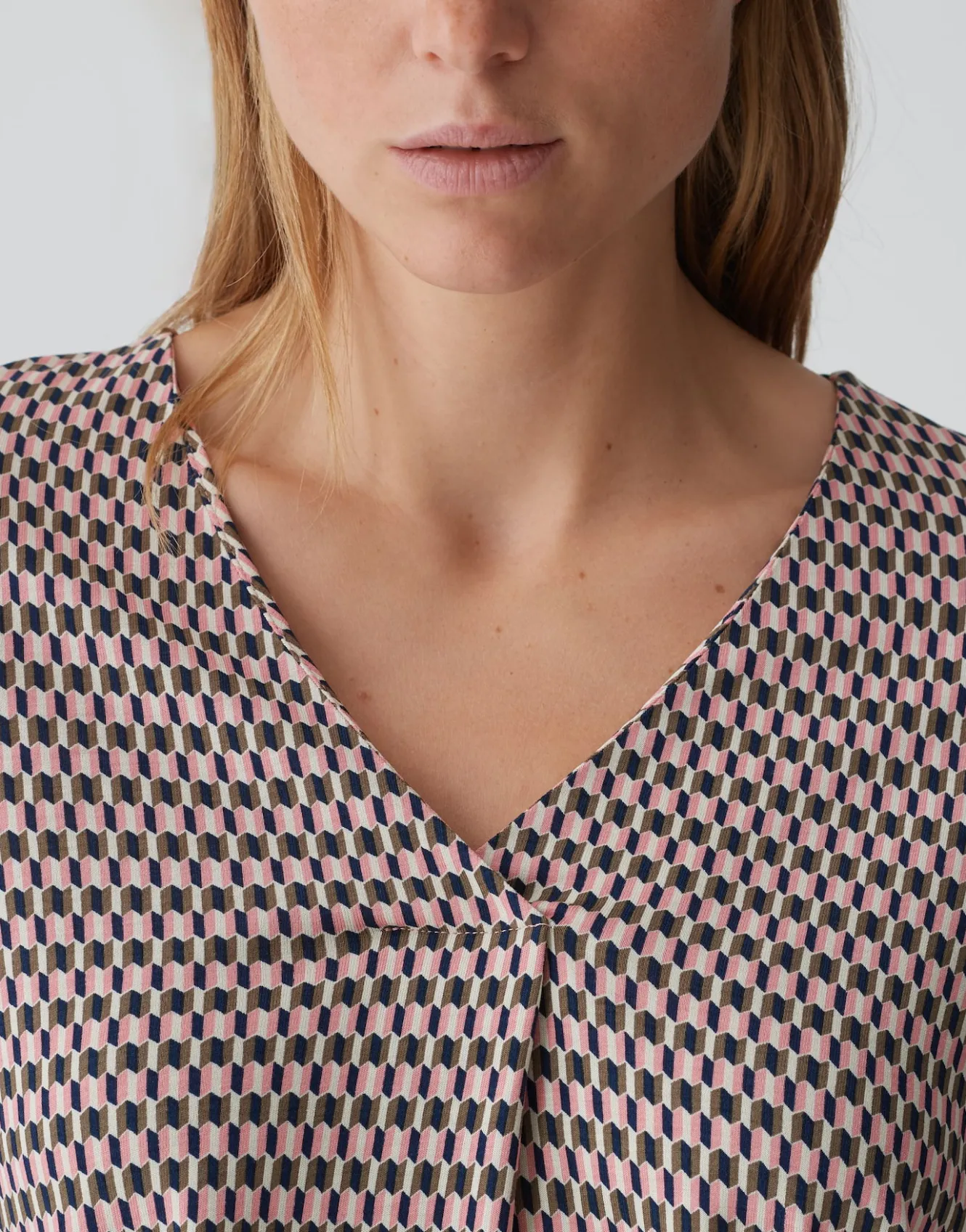 vshirt_sannah_tradition_ros_online_bestellen_4.webp OPUS V-Shirt Sannah Tradition Rosé Online Bestellen^Damen Shirts